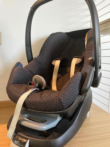 Maxi-Cosi Pebble met Familyfix beschikbaar voor biedingen