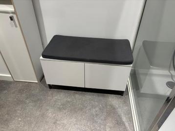 Kleine witte kledingkast beschikbaar voor biedingen