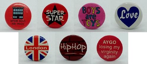 Buttons Stupid Factory Where Boys Are Made - Super Star - Bo, Collections, Broches, Pins & Badges, Utilisé, Bouton, Autres sujets/thèmes