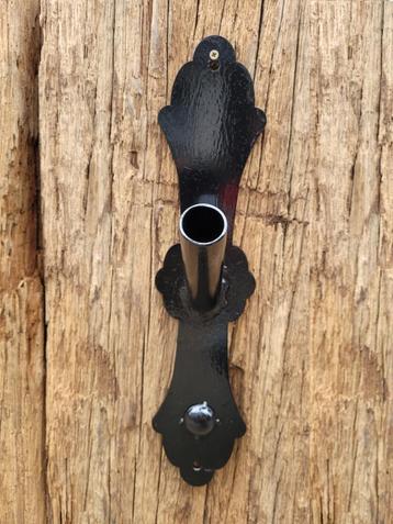 Nieuwe grote smeedijzeren vlaggenstokhouder vlaghouder beschikbaar voor biedingen