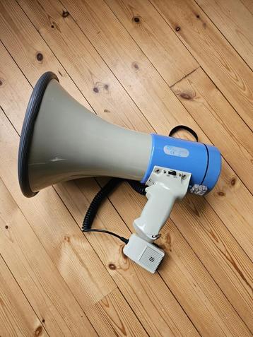 Krachtige megafoon van 45 W met sirenefunctie beschikbaar voor biedingen