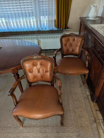 Tafel + 2 stoelen hout beschikbaar voor biedingen