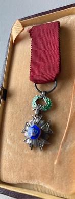 mini medaille met 5 steentjes in doosje, Ophalen of Verzenden, Overige soorten, Lintje, Medaille of Wings