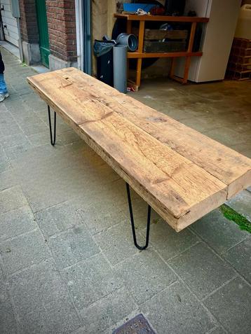 Massief houten bankje (lengte= 1m80) beschikbaar voor biedingen