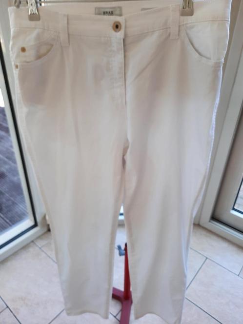 Mooie broek BRAX - 42, Kleding | Dames, Broeken en Pantalons, Zo goed als nieuw, Maat 42/44 (L), Wit, Lang, Ophalen of Verzenden