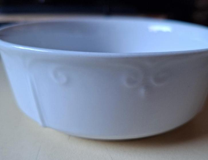 Porcelaine/faïence blanche sans marque à décor en relief, Articles professionnels, Horeca | Mobilier & Aménagement, Textile Horeca