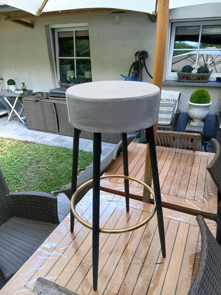 4 metalen barstoelen met fluweel zitvlak, Huis en Inrichting, Barkrukken, Nieuw, 60 tot 90 cm, Metaal, 4 krukken, Met voetsteun
