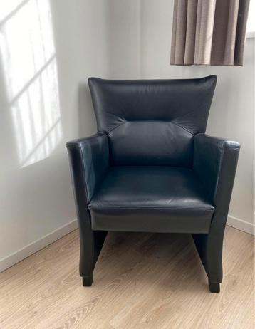 Chaise/fauteuil en cuir noir une place beschikbaar voor biedingen