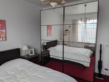 Grote spiegelkleerkast beschikbaar voor biedingen