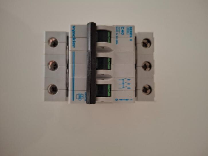 22  Dijoncteurs, différentiels, Doe-het-zelf en Bouw, Elektriciteit en Kabels, Gebruikt, Overige typen, Ophalen