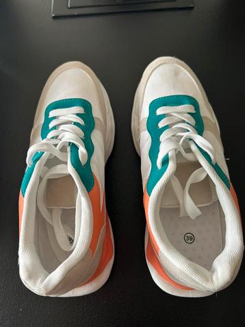 Gloednieuwe dames gekleurde sneakers maat 39