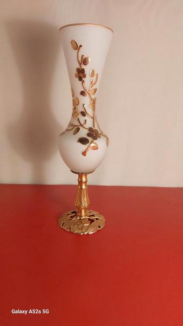 Vaasje uit melkglas op koper voet.  beschikbaar voor biedingen