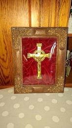 Croix en cuivre encadrée de roses, avec verre convexe, Enlèvement ou Envoi