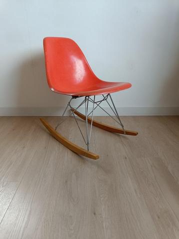 Vintage Eames fiberglass schommelstoel van Vitra beschikbaar voor biedingen