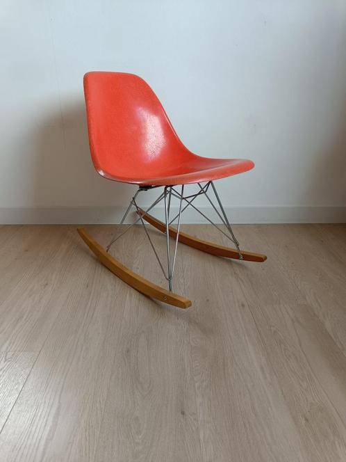 Vintage Eames fiberglass schommelstoel van Vitra, Huis en Inrichting, Stoelen, Gebruikt, Ophalen