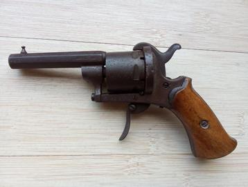 Antiek penvuur revolver beschikbaar voor biedingen