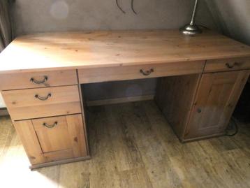 Mooi houten bureau in perfecte staat beschikbaar voor biedingen