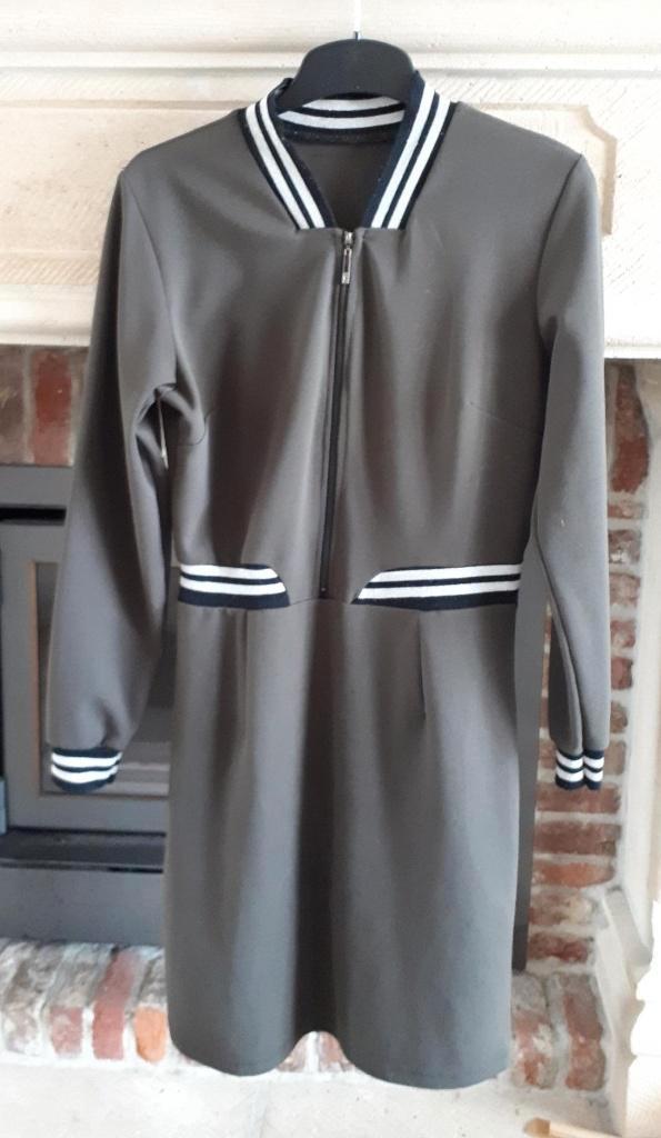 Jurk - Khaki - maat 38 - stretch - € 1.00, Kleding | Dames, Jurken, Gedragen, Maat 38/40 (M), Groen, Knielengte, Verzenden