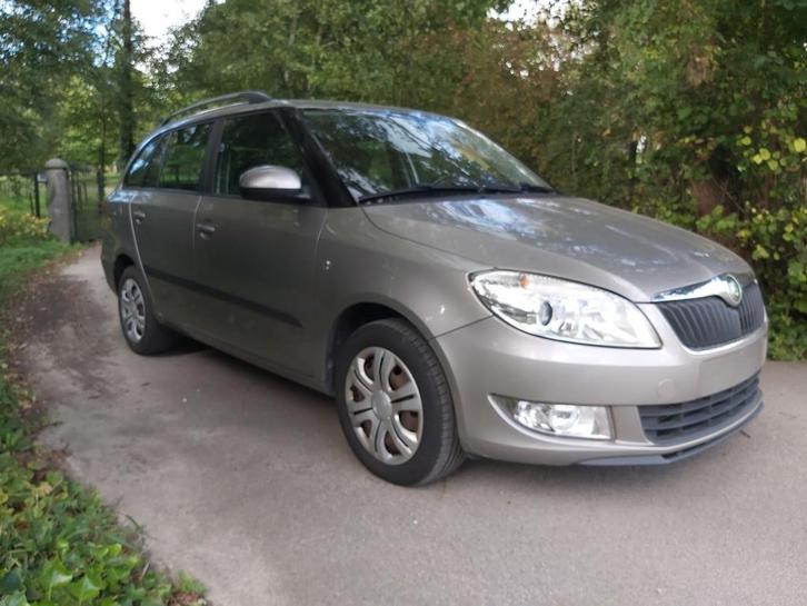 Très belle Skoda Fabia break 1.6 tdi Euro 5 d'année 2012, Auto's, Skoda, Particulier, Fabia, ABS, Airbags, Airconditioning, Bochtverlichting
