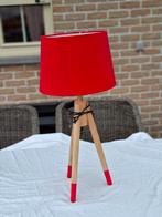 Rode staande lamp met houten poten, Ophalen