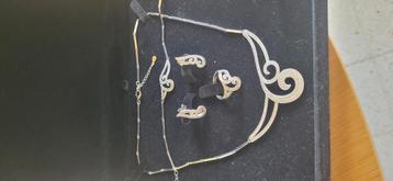 Prachtig zilveren set bezet met zirconia beschikbaar voor biedingen