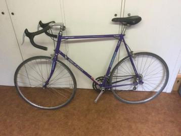 Koersfiets beschikbaar voor biedingen