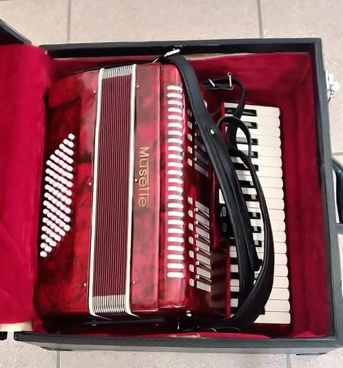 Accordeon Musette met stevige koffer, Muziek en Instrumenten, Accordeons, Gebruikt, Toetsaccordeon, 72-bas, Overige merken, Met riemen