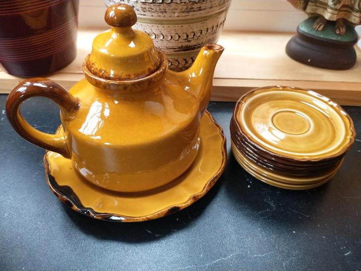 Mosterdgele theepot met onderzetbord en 9 bordjes, Antiek en Kunst, Antiek | Servies compleet, Ophalen