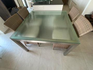 Glazen tafel met 4 rotan stoelen beschikbaar voor biedingen