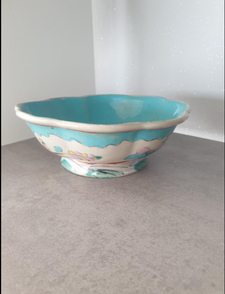 Plat polylobé sur pied en porcelaine de Chine., Antiquités & Art, Antiquités | Plateaux, Enlèvement ou Envoi