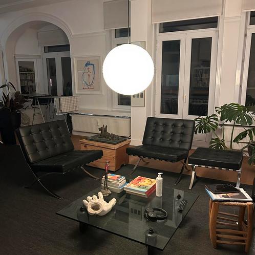 2 Premium Barcelona chairs en 1 Ottoman poef REPLICA, Antiek en Kunst, Kunst | Designobjecten, Ophalen