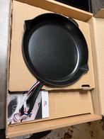 Nieuwe Staub Skillet 30 cm mat zwart in de doos, Huis en Inrichting, Gietijzer, Nieuw, Ophalen of Verzenden, Keramische plaat