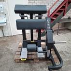Technogym Pure Strength Plate Loaded Standing Leg Curl, Sport en Fitness, Fitnessmaterialen, Ophalen, Zo goed als nieuw