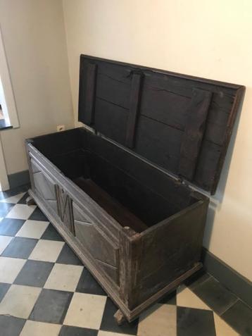 Oude houten zitbank of koffer beschikbaar voor biedingen