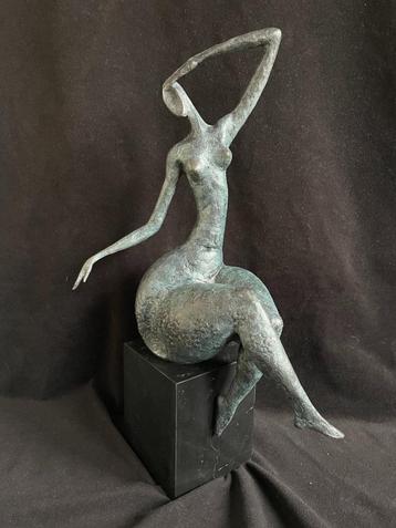 Bronzen zittende abstracte dame Milo groot 43cm zuiver brons beschikbaar voor biedingen