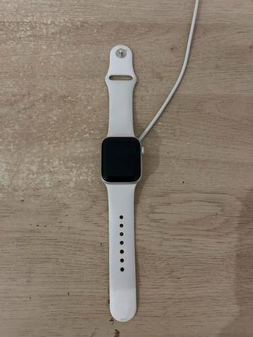 Apple Watch SE (2e generatie) smartwatch van 40 mm, Handtassen en Accessoires, Smartwatches, GPS, Wit, IOS, Ophalen of Verzenden