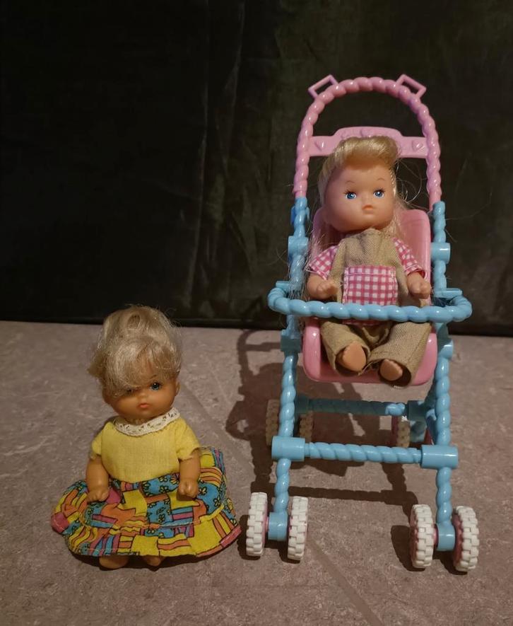 2 popjes en buggy zoals Barbie, Kinderen en Baby's, Speelgoed | Poppen, Gebruikt, Barbie, Ophalen of Verzenden