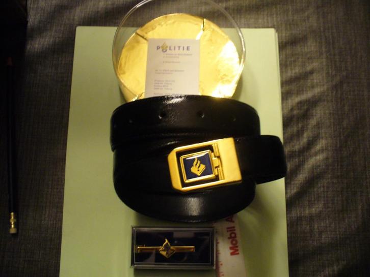 Broeksriem + dasspeld - Politie Nederland, Verzamelen, Militaria | Algemeen, Overige soorten, Embleem of Badge, Verzenden