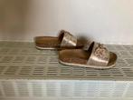 Goudkleurige slippers, Revenge, maat 39 zo goed als nieuw, Kleding | Dames, Schoenen, Slippers, Overige kleuren, Ophalen of Verzenden