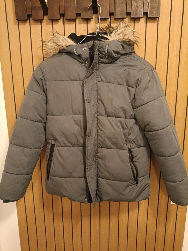 Veste doudoune garçon grise avec capuche fourrée – 9/10 ans, Enfants & Bébés, Vêtements enfant | Taille 140, Neuf, Garçon, Pull ou Veste