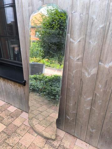 Antieke spiegel met patina beschikbaar voor biedingen