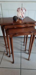 Antieken bijzettafeltje, Enlèvement