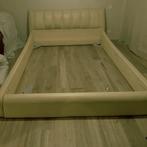 Lit 1m80 beige imitation cuir, Maison & Meubles, Enlèvement, Beige