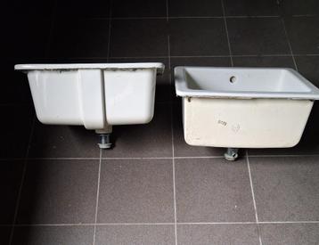 Twee spierwitte inbouw lavabo's beschikbaar voor biedingen