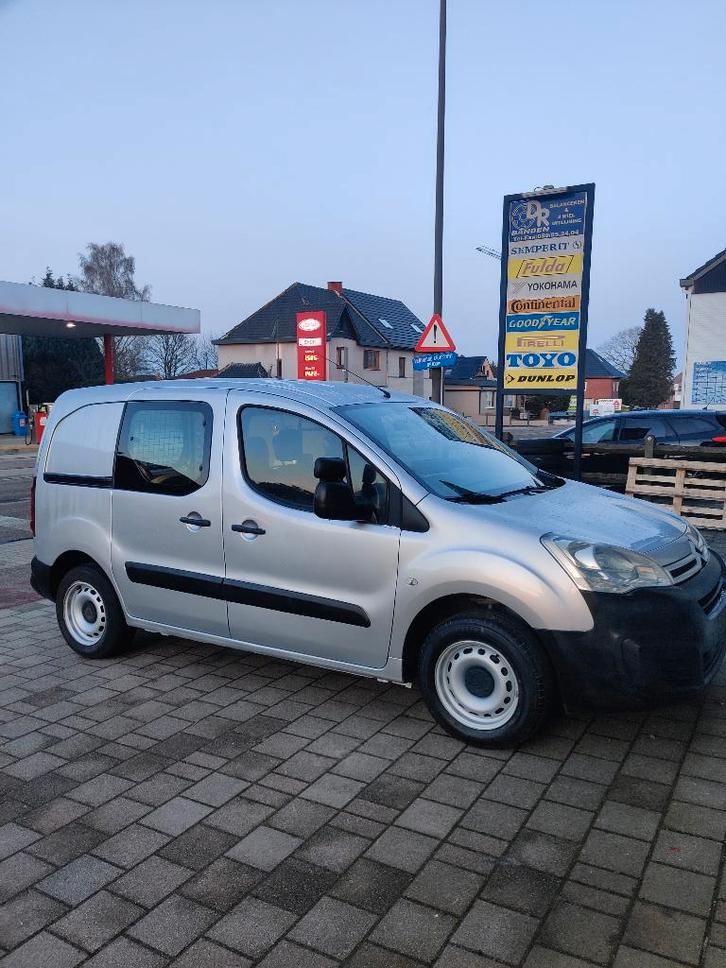 Citroen Berlingo, Autos, Citroën, Particulier, Berlingo, Porte coulissante, Diesel, Boîte manuelle, Argent ou Gris, Noir, Cuir synthéthique