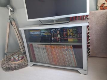 Tv kast met glazen deuren  beschikbaar voor biedingen