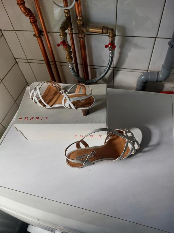 A VENDRE SANDALES BLANCHES POINTURE 41  ESPRIT  .... OCCASIO, Handtassen en Accessoires, Zonnebrillen en Brillen | Heren, Gebruikt