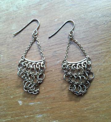 Goudkleurige, lichte, driehoekige oorbellen met lusjes beschikbaar voor biedingen