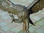 statue aigle en vol en bronze signé sur une tige au socle ., Antiquités & Art, Bronze, Enlèvement ou Envoi