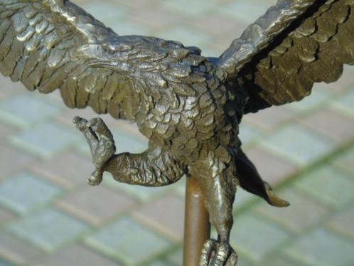 statue aigle en vol en bronze signé sur une tige au socle ., Antiquités & Art, Antiquités | Bronze & Cuivre, Bronze, Enlèvement ou Envoi